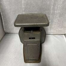 Cargar imagen en el visor de la galería, 1972 Vintage Pelouze Postal Scale Model Y-10, Capacity 10 lbs
