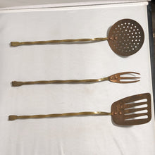 Cargar imagen en el visor de la galería, Copper with Twisted Brass Handle Hanging Kitchen Utensils, Set of 3
